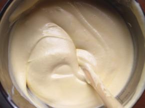 混合好的蛋糕糊蓬松轻盈且细腻！