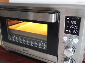 最后送入烤箱中层，上火135度、下火150度烤22分钟（温度仅供参考）