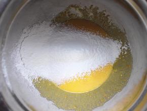 接着将低筋面粉和玉米淀粉过筛到盆子内，用蛋抽彻底混合均匀