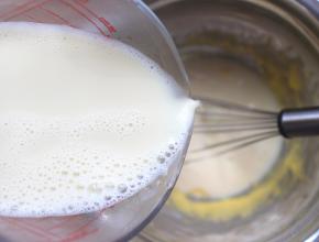 然后将热豆浆倒入到盆子里，一边倒入，一边搅拌！豆浆全部加完以后，是属于很稀的状态