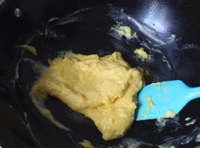 直到能炒到抱成团即可。状态如图。千万不要炒的特别干啊