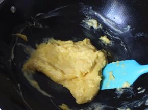 直到能炒到抱成团即可。状态如图。千万不要炒的特别干啊