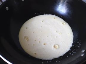 接着将其全部倒入不粘锅内。小火慢慢加热，用耐高温刮刀不停翻炒