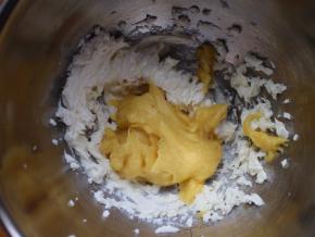 然后将炒好的豆乳全部倒入打发好的奶油盆子里，电动打蛋器开低速混合均匀即可