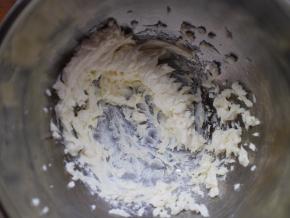 将淡奶油加6克糖搅打至7分发状态。