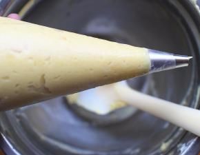 接着将做好的豆乳酱装进裱花袋内备用！