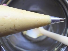 接着将做好的豆乳酱装进裱花袋内备用！
