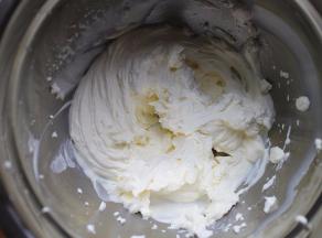 在取200克淡奶油加16克糖搅打至8分发偏硬状态