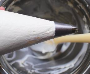 将打发好的奶油装进裱花袋备用！