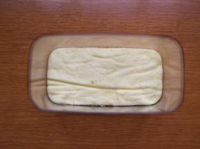 将蛋糕片放在盒子底部！