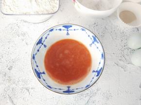 将胡萝卜加水，榨汁后过滤，取胡萝卜汁