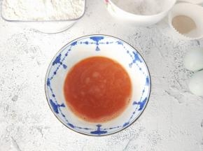 将胡萝卜加水，榨汁后过滤，取胡萝卜汁