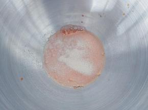 倒入厨师机桶内，加牛奶和酵母粉