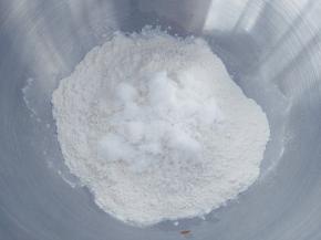 用高筋粉盖住液体表面，在高筋粉上倒入细砂糖、盐和鸡蛋