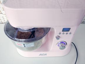 启动厨师机，选择2档低档速，用K浆搅拌成光滑的面团