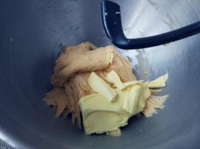 换成和面钩，加入软化的黄油，选择4档和面