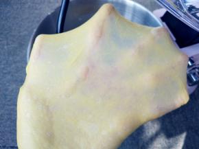 直到面团完全吸收了黄油，能拉出薄且不易破的手套膜