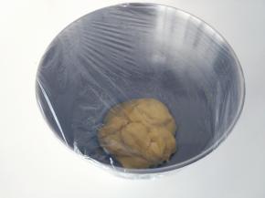 将面团用保鲜膜盖好，放入烤箱或室温下发酵