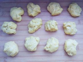 将面团12等分，也可以根据模具大小，分成9或16份