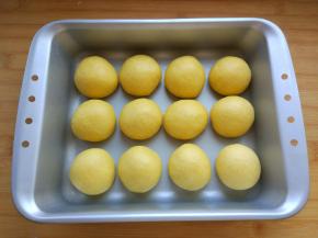 将面团揉圆，放在模具中