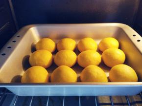 入烤箱中层，选择发酵程序