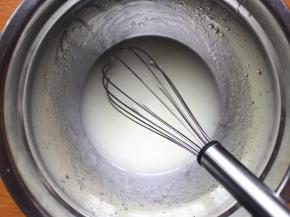 我们先来做蛋糕胚的部分，将水和油先倒入盆子里，用蛋抽充分混合均匀