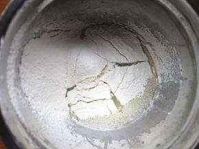 接着将低筋面粉过筛到盆子里，面粉一定要过筛，这样是为了后期做出来的蛋糕胚组织更细腻