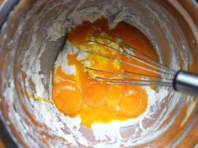 然后将蛋黄也倒入盆子中，用蛋抽先将其戳破