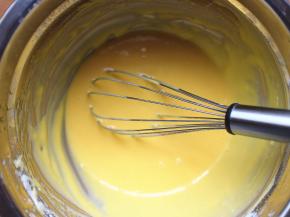 接着用蛋抽画Z字型来搅拌面糊，直到蛋液完全融合，面糊变细腻为止