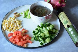 准备好材料。黄瓜，胡萝卜洗干净切丁待用。