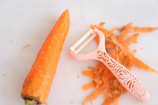 胡萝卜用奈瓷刀削去外皮，奈瓷刀表面非常光滑，不易残留，有效避免细菌传播。