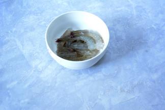 虾去壳去虾背线处理干净。