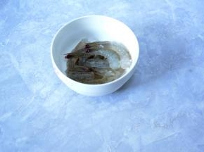 虾去壳去虾背线处理干净。