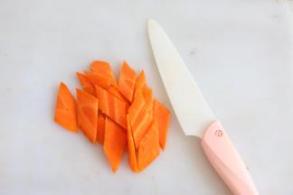 切成菱形薄片。奈瓷刀刀锋锋利，切起来非常容易。