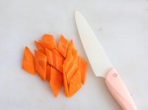 切成菱形薄片。奈瓷刀刀锋锋利，切起来非常容易。