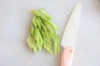 芹菜切成小段。
