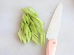 芹菜切成小段。