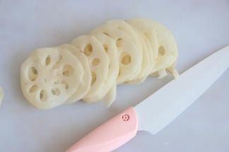 将藕切成薄片。奈瓷刀抗氧化，切的藕片不易变黑，特别好。