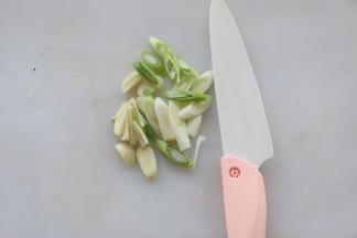 准备葱花和蒜片。