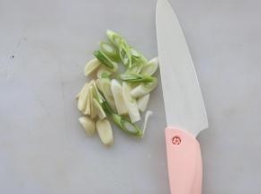 准备葱花和蒜片。