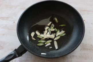 锅内倒入适量食用油，先煸香葱花蒜片。