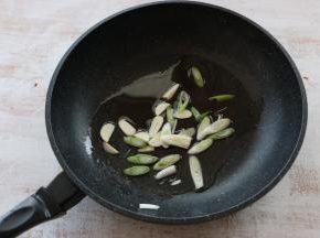 锅内倒入适量食用油，先煸香葱花蒜片。