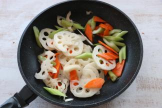 放入蔬菜翻炒。