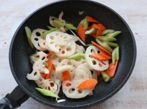 放入蔬菜翻炒。