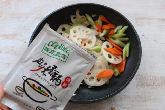 根据个人口味，加入适量麻辣香锅调料翻炒。