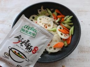 根据个人口味，加入适量麻辣香锅调料翻炒。
