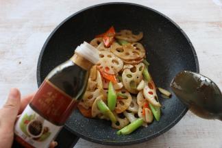 加入少许酱油翻炒。