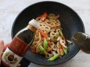 加入少许酱油翻炒。