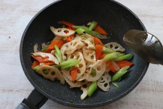 出锅前撒盐调味。