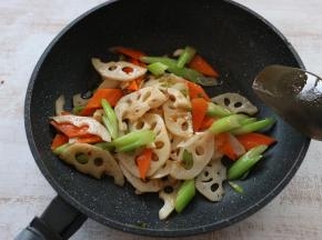 出锅前撒盐调味。